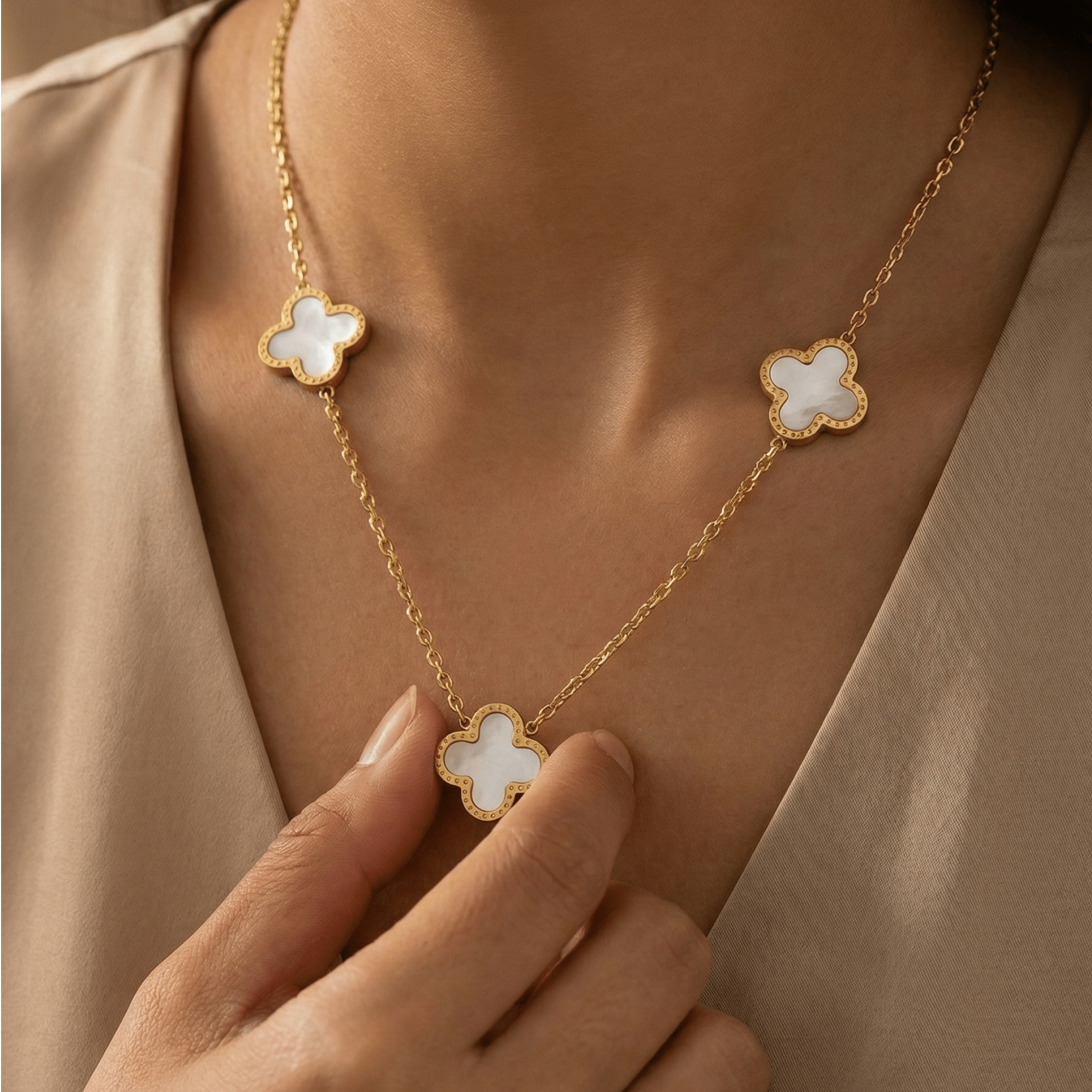 Tres Clover - White - aishabanoco